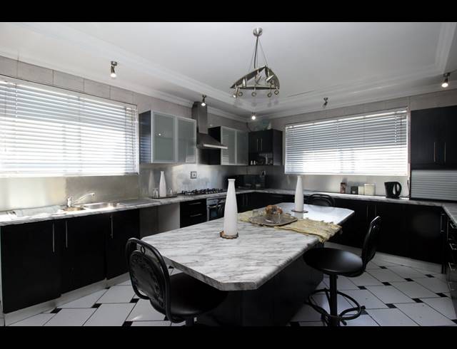 6 BEDROOM FREESTANDING FOR SALE IN TUSCANY GLEN